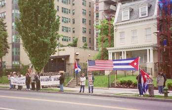 The gusanos arrived after 9 AM and we not only outnumbered them all day, but what is with the con-joined Cuba-US flags?