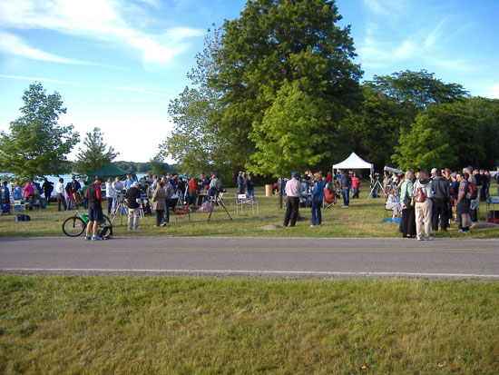 Lots of people and scopes at Kensington